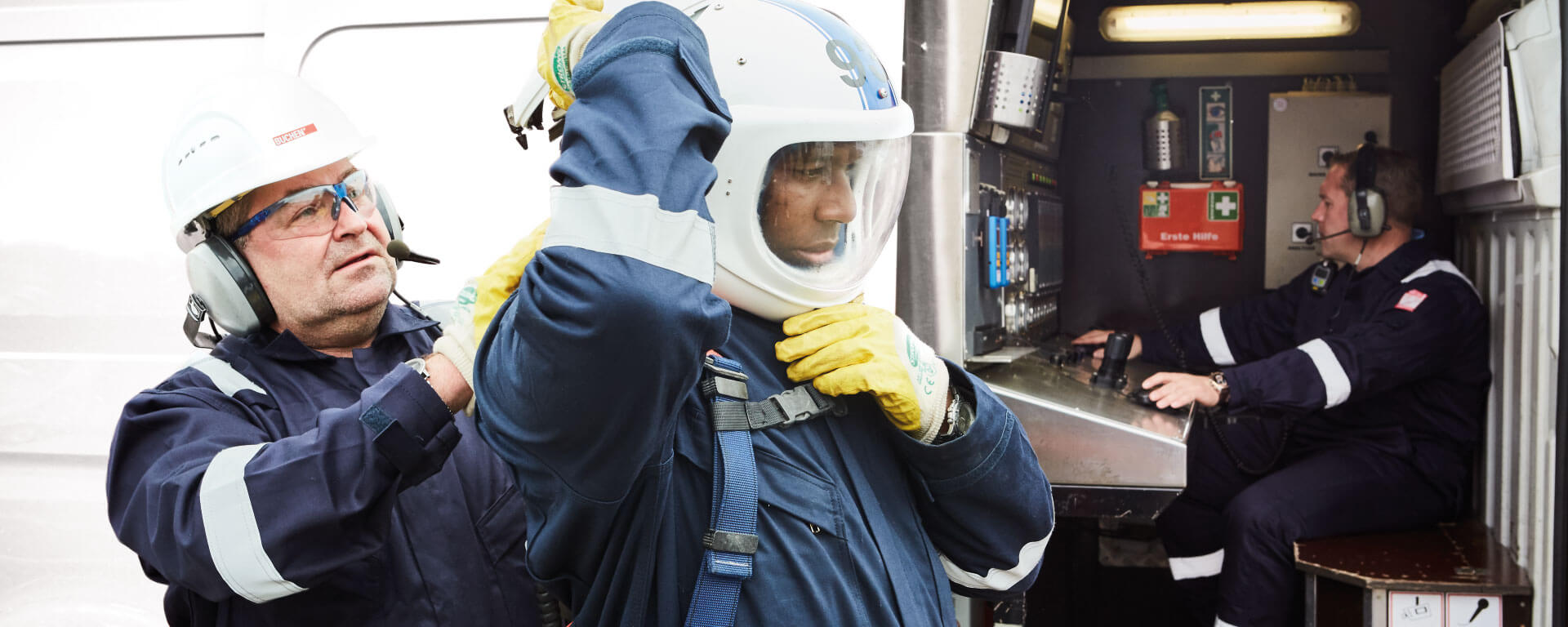 Prescribed assistance of the head leader to ensure the correct fitting of the LSS (Life Support System) helmet before entering the catalytic converter tank.